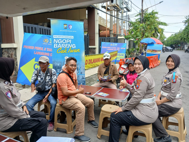Ditlantas Polda Jatim Ngopi Bareng Warga Sosialisasi Tertib Lalin di Operasi Zebra Semeru