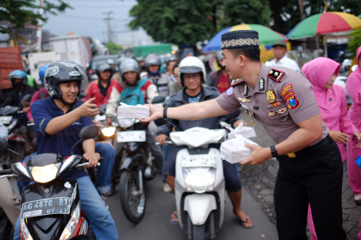 Kapolsek Taman Bersama Bhayangkari dan Anggota Polsek Taman Bagikan Takjil kepada Pengguna Jalan di Jl Raya Kalijaten