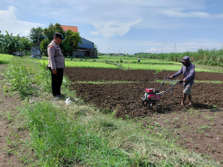 Polisi Peduli Petani, Bhabinkamtibmas Pangkemiri Dampingi Kelola Pekarangan Pangan Bergizi