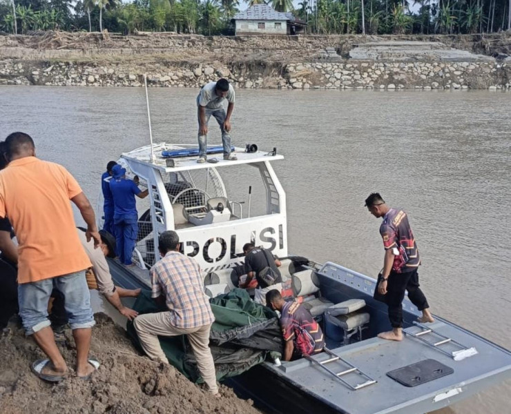 Polri Siagakan Swam Boat di Kutablang Bireuen, Bantu Mobilitas Warga Pascabencana