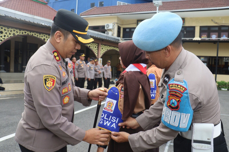 Cegah Bullying Kapolres Pelabuhan Tanjungperak Kukuhkan Polisi Siswa