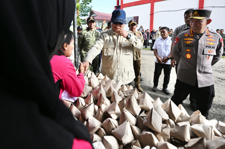 Kapolri Dampingi Presiden Cek Lokasi Pengungsian Korban Banjir di Tapanuli Tengah