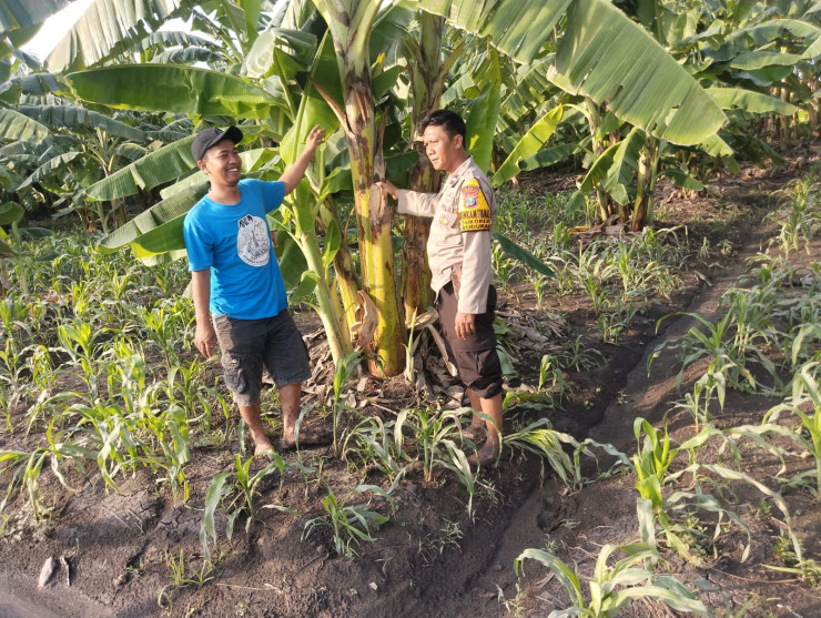 Bhabinkamtibmas Desa Sukorejo Aipda Sony Handriansyah Dampingi Warga Garap Lahan Ketahanan Pangan