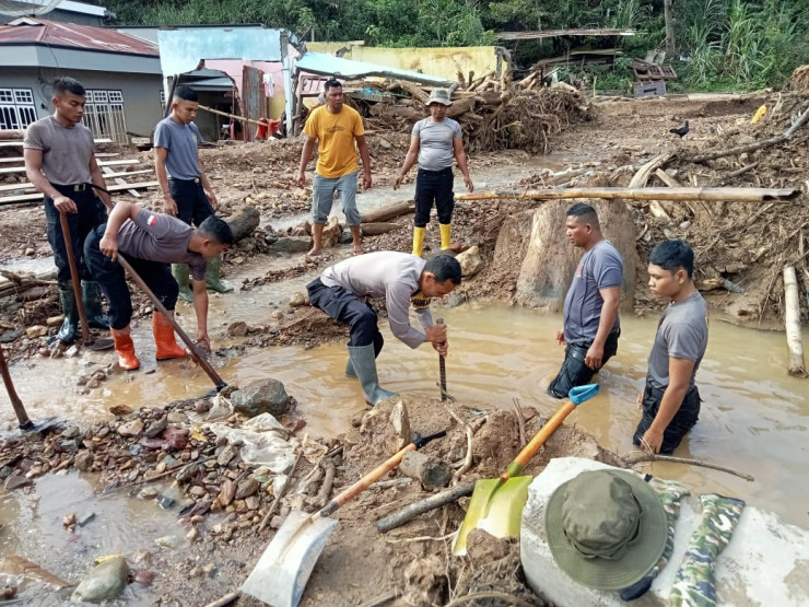 Gotong Royong Pascabanjir, Polri Pulihkan Drainase Tersumbat dan Gorong-gorong di Rusip Antara