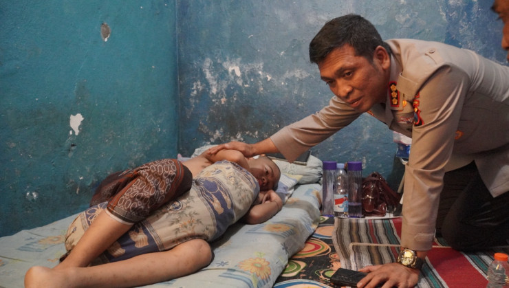 Cek Kesehatan Santri, Kapolresta Sidoarjo Jenguk dan Beri Tali Asih Korban