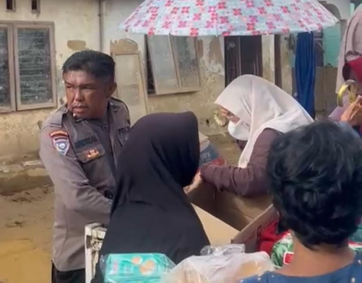 Polri Salurkan Bantuan Sembako untuk Warga Terdampak Banjir Bandang di Gurun Laweh
