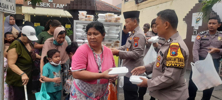 Polsek Taman Bagikan Makanan Gratis Jumat Berkah