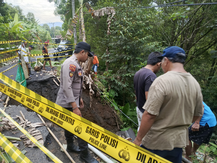 Pasang Police Line Polres Lumajang Tangani Longsor di Tempursari Kendaraan Berat Dilarang Melintas